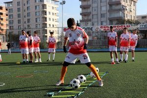 T&uuml;rk ve Suriyeli &ccedil;ocuklar sporla dostluk k&ouml;pr&uuml;s&uuml; kuruyor