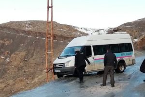 &Ouml;ğrenci servisi elektrik direğine &ccedil;arparak durdu