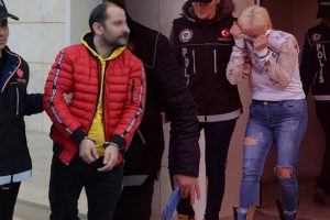 İhbar geldi polis harekete ge&ccedil;ti... Bulundukları otomobilden &ccedil;ıktı