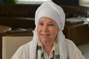 Bedia Akartürk, Bursa'daki evinde AA'nın fotoğraflarını oyladı