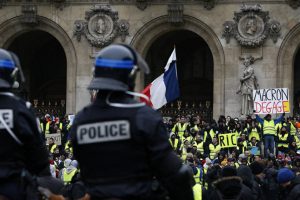 Sarı Yelekler pankartına sans&uuml;r: 'Defol git' silindi, Macron kaldı yadigar