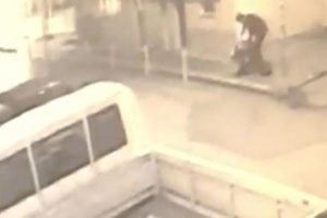 Sokak ortasında defalarca bı&ccedil;akladı!