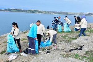 &Ccedil;evre dostu kargocular g&ouml;l kıyısını temizledi