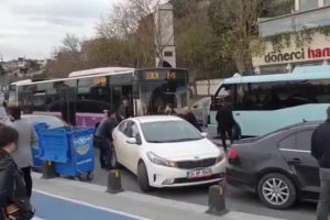 Hatalı park eden aracı kaldırıp yol kenarına bıraktılar