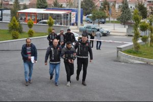 Uyuşturucudan g&ouml;zaltına alınan baba ve oğlu tutuklandı