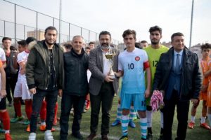 Kayserisporlu futbolcular finalistlerine kupalarını verdi