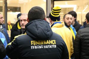 Trib&uuml;nden d&uuml;şen Fenerbah&ccedil;eli i&ccedil;in taraftarlar hastaneye akın etti