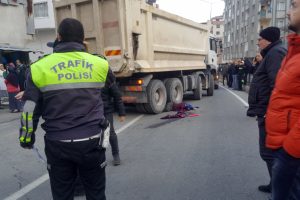 Harfiyat kamyonu dehşeti! Anne ve okula g&ouml;t&uuml;rd&uuml;ğ&uuml; kızı...