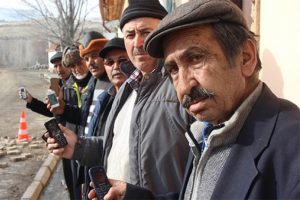 D&uuml;nya ile iletişim kurmak i&ccedil;in 1.5 kilometre y&uuml;r&uuml;yorlar