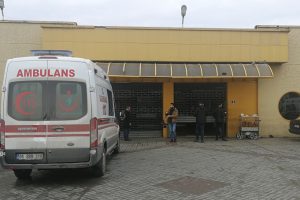 Metronun &ouml;n&uuml;ne atlayarak intihar etti