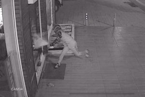 Bursa'da hırsızı canından bezdiren kırılmayan kapı güvenlik kamerasında