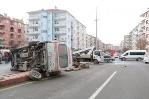 Ambulans ile otomobil &ccedil;arpıştı: 6 yaralı