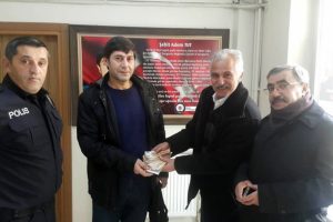 Tatil i&ccedil;in geldi, 8 bin euro dolu &ccedil;anta buldu