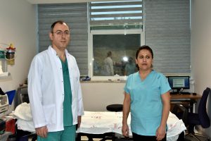 Kusmak i&ccedil;in boğazına soktuğu diş fır&ccedil;asını yuttu