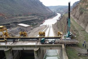 Dicle Barajı'nda kopan kapağın montajına başlandı