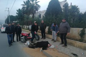 Bursa'da kasksız sürücü başını kaldırıma çarpıp ağır yaralandı