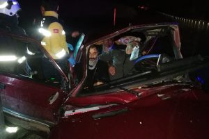 Bursa'nın İznik-Yenişehir karayolunda 2 aracın çarpıştığı kazada 4 kişi yaralandı