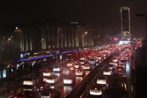 İstanbul E-5'te trafik yoğunluğu y&uuml;zde 80'lere ulaştı