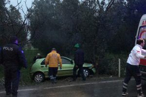 Bursa'da otomobil zeytin ağacına çarptı: 1 yaralı