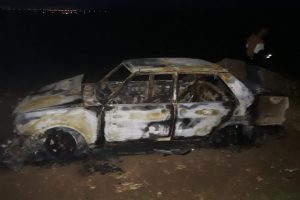 Otomobili &ccedil;alıp kundakladılar