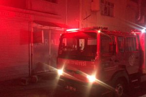 Yangında, iş yerinde mahsur kalan Suriyeliyi itfaiye kurtardı