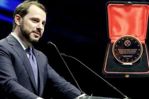 Albayrak'tan ecdadı hatırlatan bağışa madalya