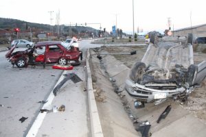 2 otomobil &ccedil;arpıştı: 1 yaralı