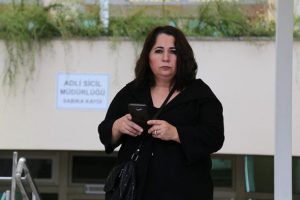 Kira &ouml;demeyen kızını icraya verdi
