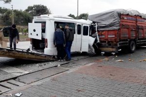 Minib&uuml;s kamyona arkadan &ccedil;arptı: 1 yaralı
