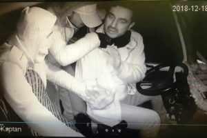 3 hırsız emekli polisi darp etti