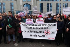 İlkokul &ouml;ğrencisine cinsel istismar iddiasıyla &ouml;ğretmen hakim karşısında