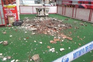 G&ouml;kten tuğla ve beton yağdı