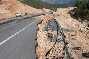 Heyelan olan yolun girişi ve &ccedil;ıkışı dubayla kapatıldı
