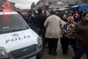 Pazarcı esnafından tepki! &Uuml;r&uuml;nleri yola d&ouml;kt&uuml;ler