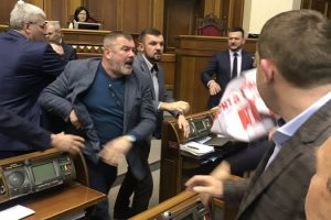Ukrayna Parlamentosunda yumruklar konuştu