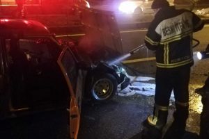 Kaldırıma &ccedil;arpan otomobil alev aldı: 2 yaralı