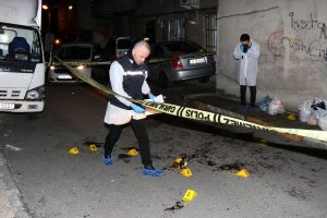 Kızını d&ouml;ven damadını sokak ortasında bı&ccedil;akla &ouml;ld&uuml;rd&uuml;