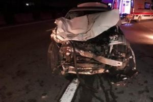 D-100'de feci kaza! Arıza yapan otomobili itmek istediler...