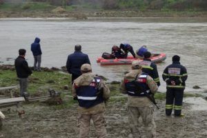 Bataklığa saplandı, ekipler seferber oldu!