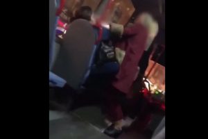 Otob&uuml;ste sa&ccedil; sa&ccedil;a baş başa kavga!