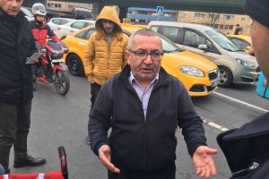Korkuluklarla otob&uuml;s arasında sıkıştı!