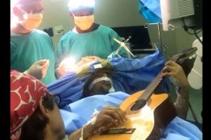 A&ccedil;ık beyin ameliyatı olurken gitar &ccedil;aldı