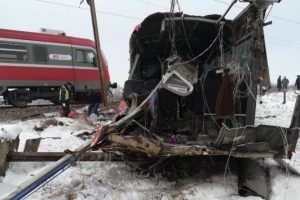 Yolcu treni okul servisine &ccedil;arptı: 5 &ouml;l&uuml;, 30 yaralı