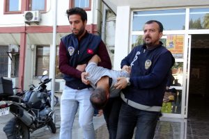 Motosikletli polise &ccedil;arpan zanlı yakalandı