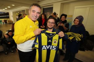 Ersun Yanal engelli &ouml;ğrencilerle bir araya geldi