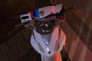 Kırmızı ışıkta duramayan elektrikli motosiklet kamyonete &ccedil;aptı