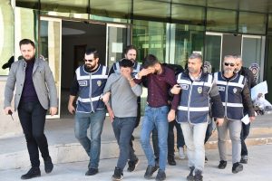 Soymak istedikleri marketin sahibi sopayla kovaladı