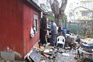 Evden kamyonlar dolusu &ccedil;&ouml;p &ccedil;ıktı