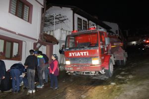 Evleri yanarken yardımlarına vali yetişti
