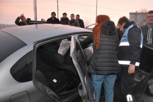 Kazada yaralanan 3 kişiye ilk m&uuml;dahaleyi yoldan ge&ccedil;en hemşire yaptı